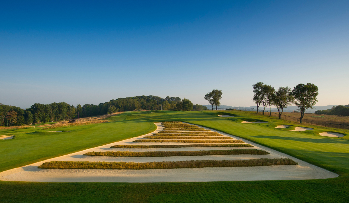 Oakmont Country Club's Church Pews bunker