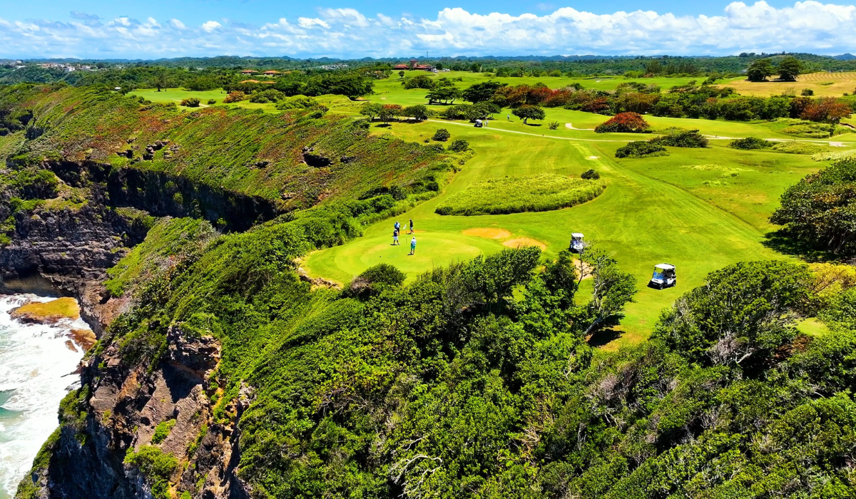 Golfers at Royal Isabela