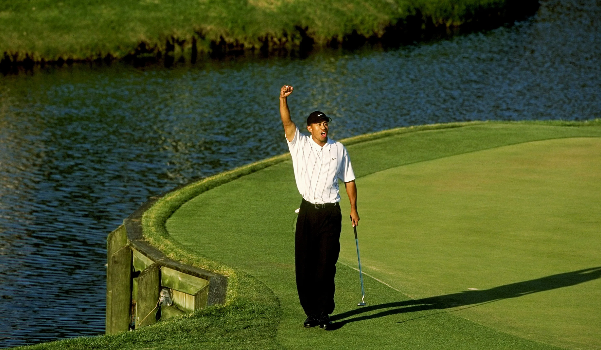 Tiger Woods’ Greatest Shots: Moments That Defined a Legend Tiger Woods at TPC Sawgrass (2001 Players Championship).